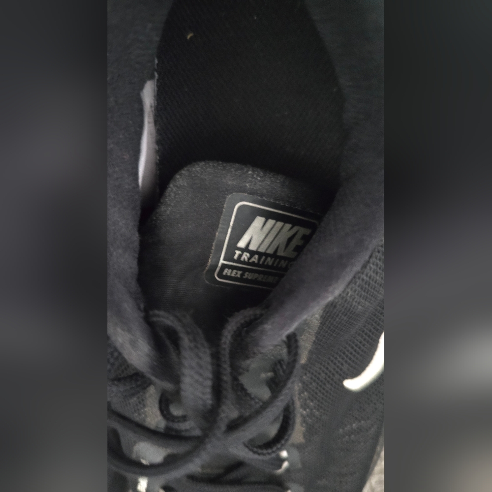 Nike Flywire Black and White Sneakers - Picture 3 of 5